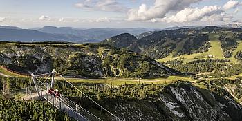 Panoramaplattform Hochkar Skywalk mit Blick über die Alpenlandschaft