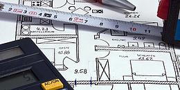architekturplan grundriss mit angeschnittenem Taschenrechner und Linien