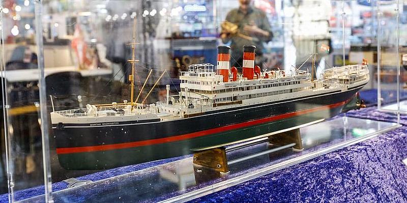 Großes Modellschiff
