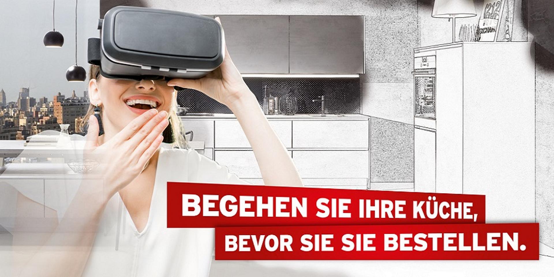 Frau mit VR-Brille bestaunt ihre neue Küche in Virtual Reality