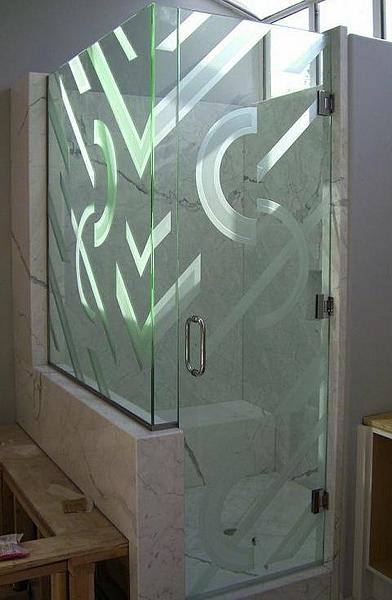Glasduschwand mit Gravur
