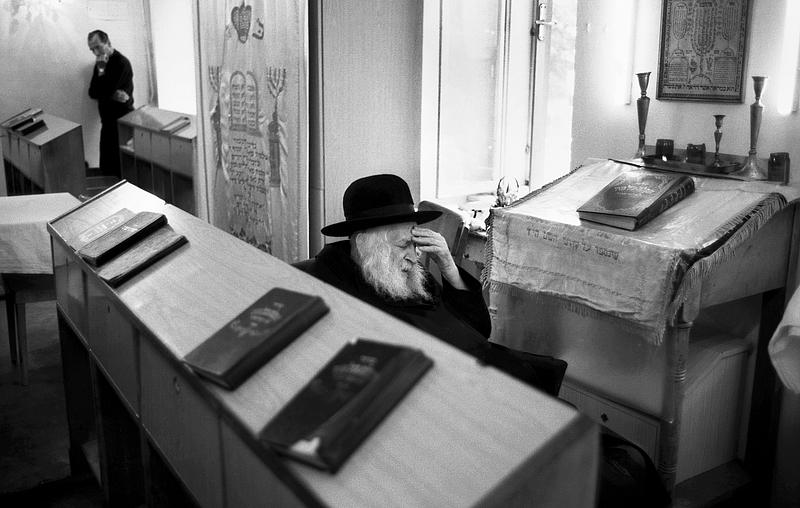 Älterer Jude trauert Fotografie aus der Ausstellung Transit. Die Iraner in Wien