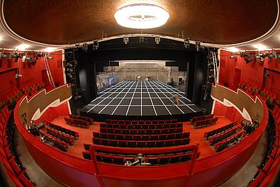 Panoramaansicht des Zuschauerraums im Akademietheater Wien