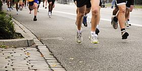 Läuferinnen und Läufer bei einem Marathon
