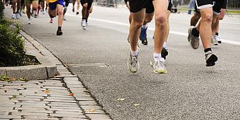 Läuferinnen und Läufer bei einem Marathon