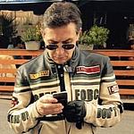 Herbert Aigner in Motorrad-Lederjacke beim Routen planen