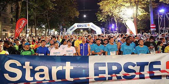 Menschenmenge vor Start des Vienna Night Run in der Ringstraße