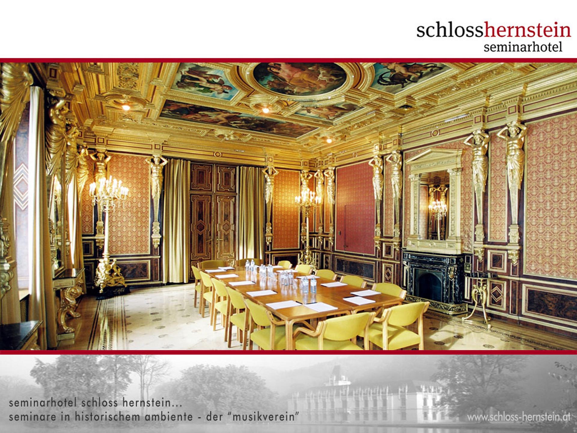 Ein festlich gedeckter Tisch in einem prunkvollen Saal