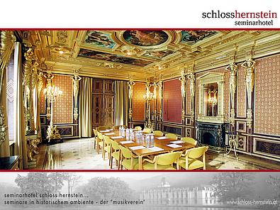Ein festlich gedeckter Tisch in einem prunkvollen Saal