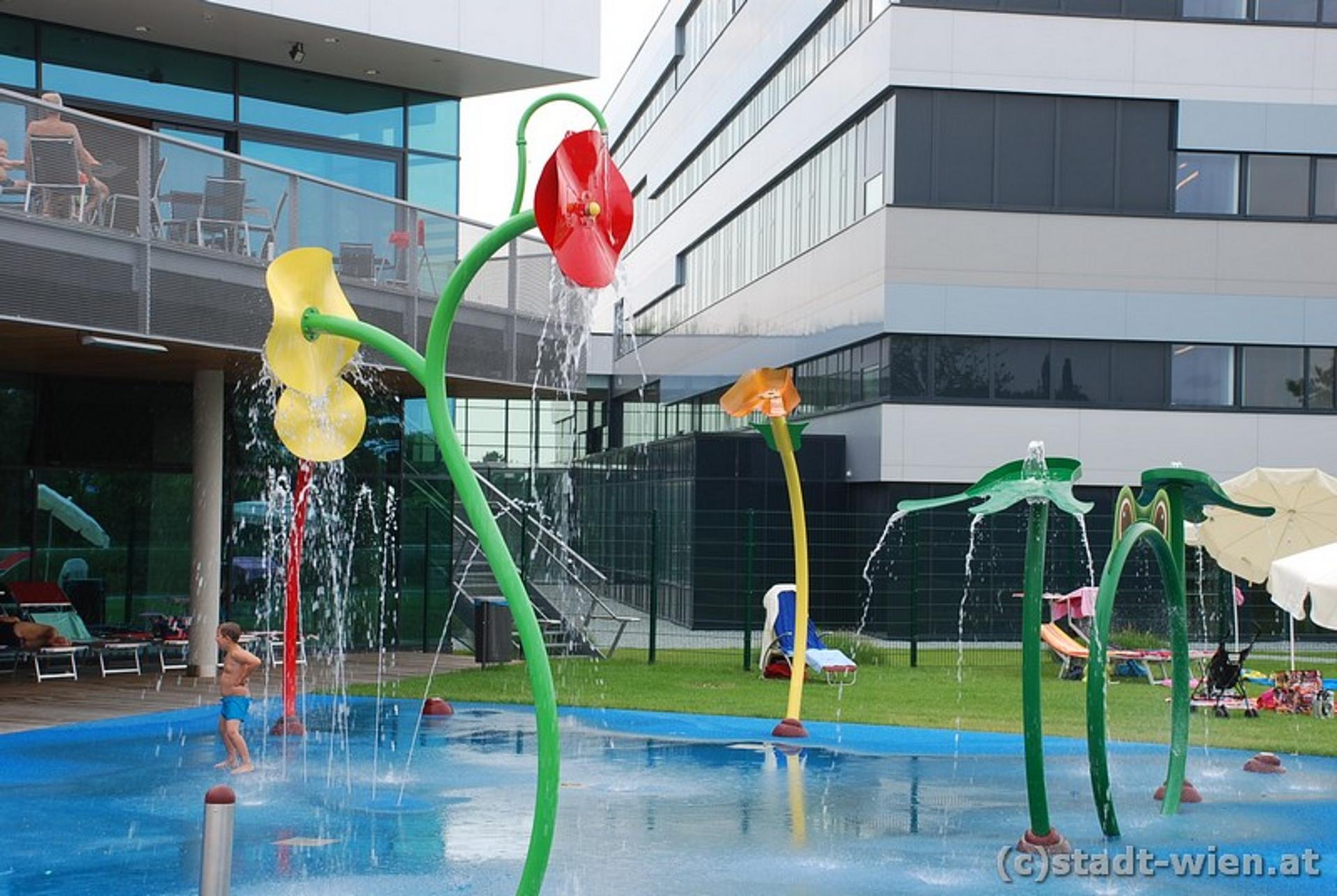 Spielzeugblumen im Kinderbecken