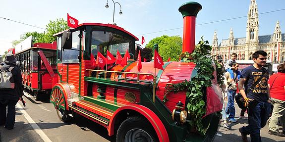 Sozialdemokratische Lilliputbahn Rote Lilliputbahn mit SPÖ-Fahnen fährt vor dem Rathaus vorbei.
