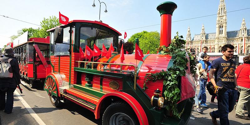 Sozialdemokratische Lilliputbahn Rote Lilliputbahn mit SPÖ-Fahnen fährt vor dem Rathaus vorbei.