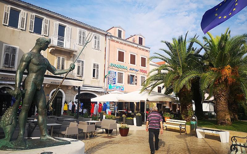 Promendade Mali Losinj mit Statue