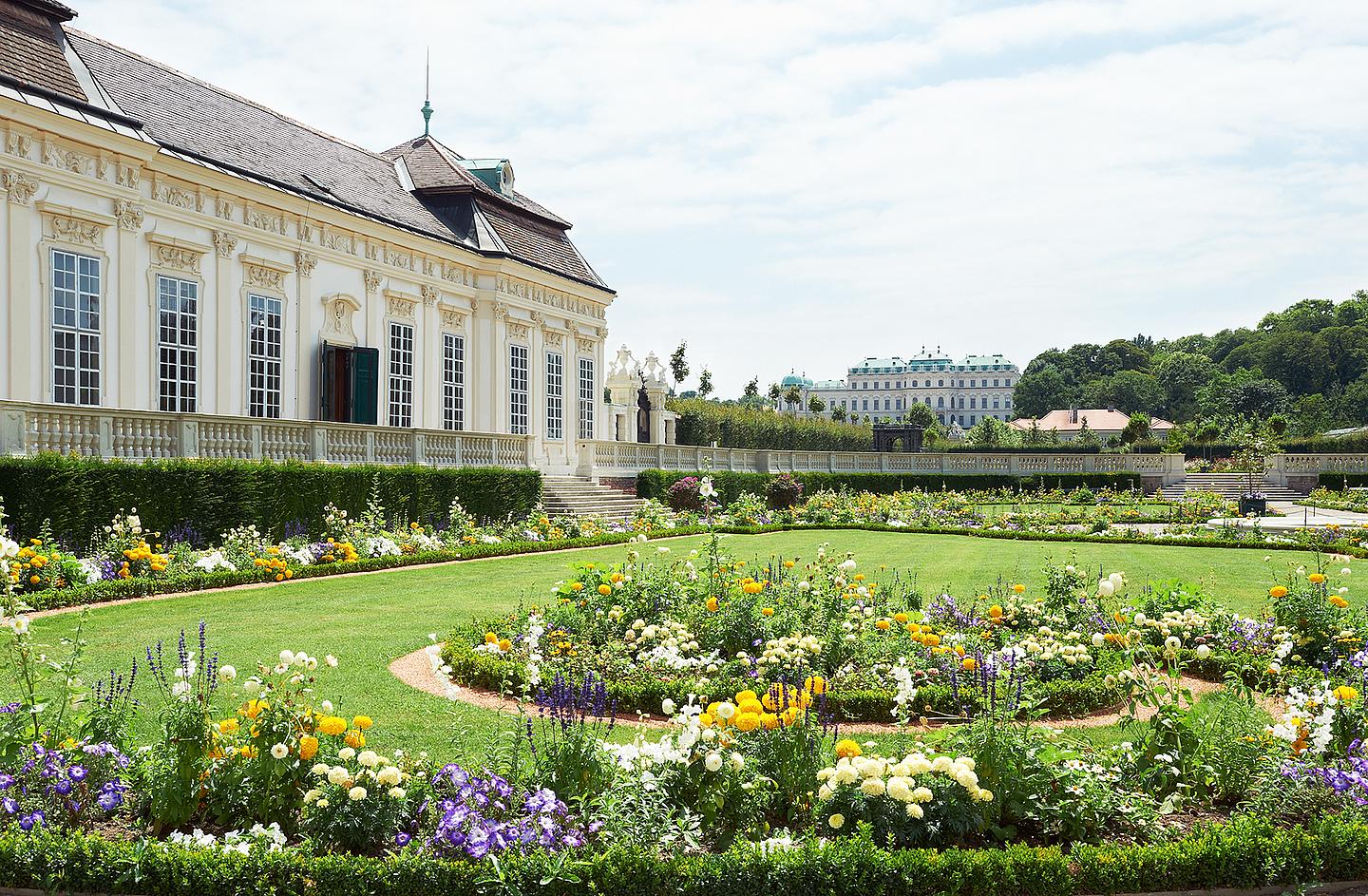 Links das Untere Belvedere neben dem Kammergarten im Hintergrund das Obere Belvedere