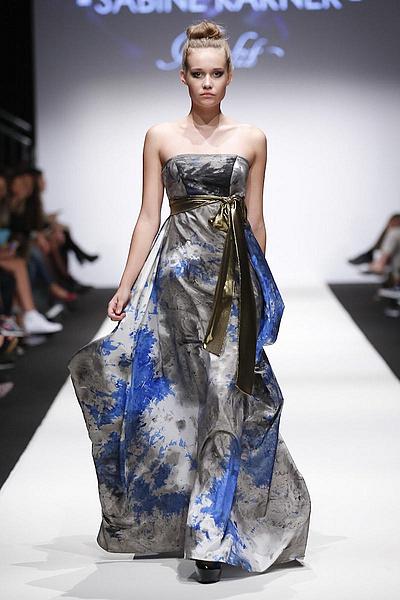Abendkleid grau blau gemustert mit goldener Schleife