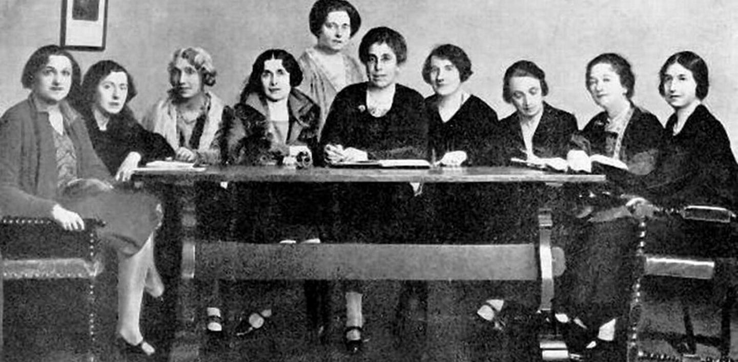 Foto von vielen Frauen an einem Tisch 