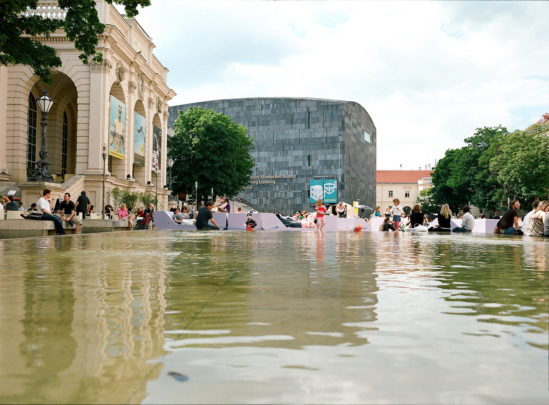 Brunnen am Museumsquartier im Hintergrund Mumok