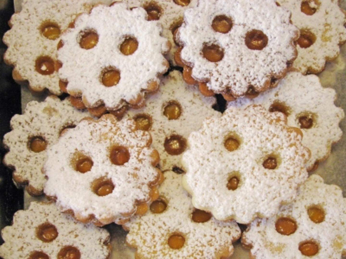 Linzer Augen auf einem Teller