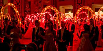 Balleröffnung, Wiener Ärzteball 2011, Debütantenpaare, beleuchtete Dekoration