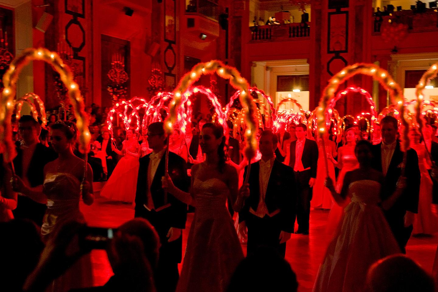 Balleröffnung, Wiener Ärzteball 2011, Debütantenpaare, beleuchtete Dekoration
