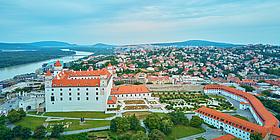 Die Bratislava Burg und Stadt aus der Vogelperspektive.