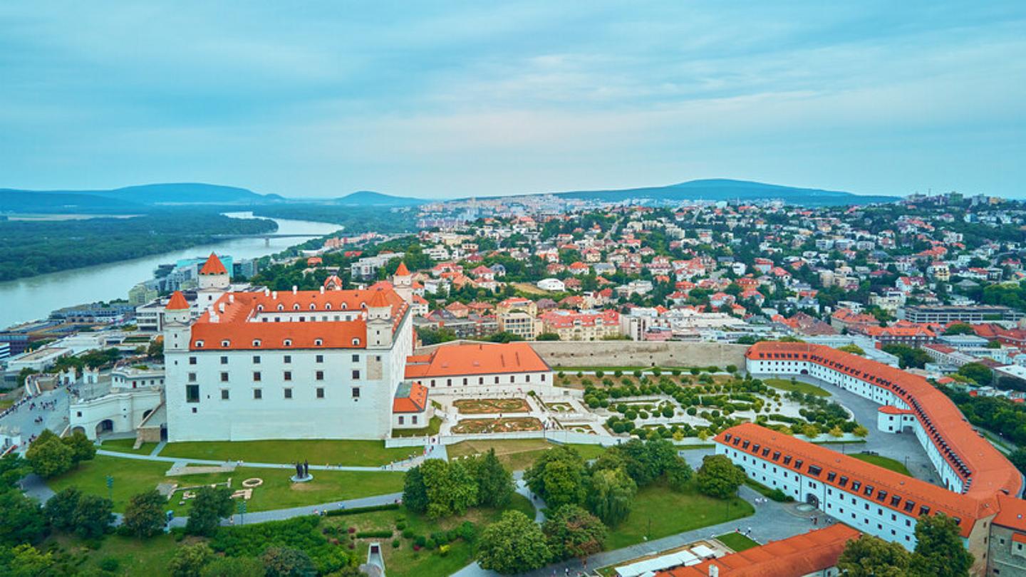 Die Bratislava Burg und Stadt aus der Vogelperspektive.
