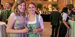 Zwei Frauen in Tracht im Rathaus am Oberösterreicher Ball