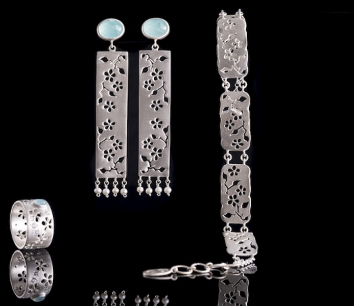 Silbener Schmuck vor schwarzem Hintergrund
