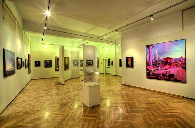 Ausstellungsraum mit Gemälden und Skulpturen