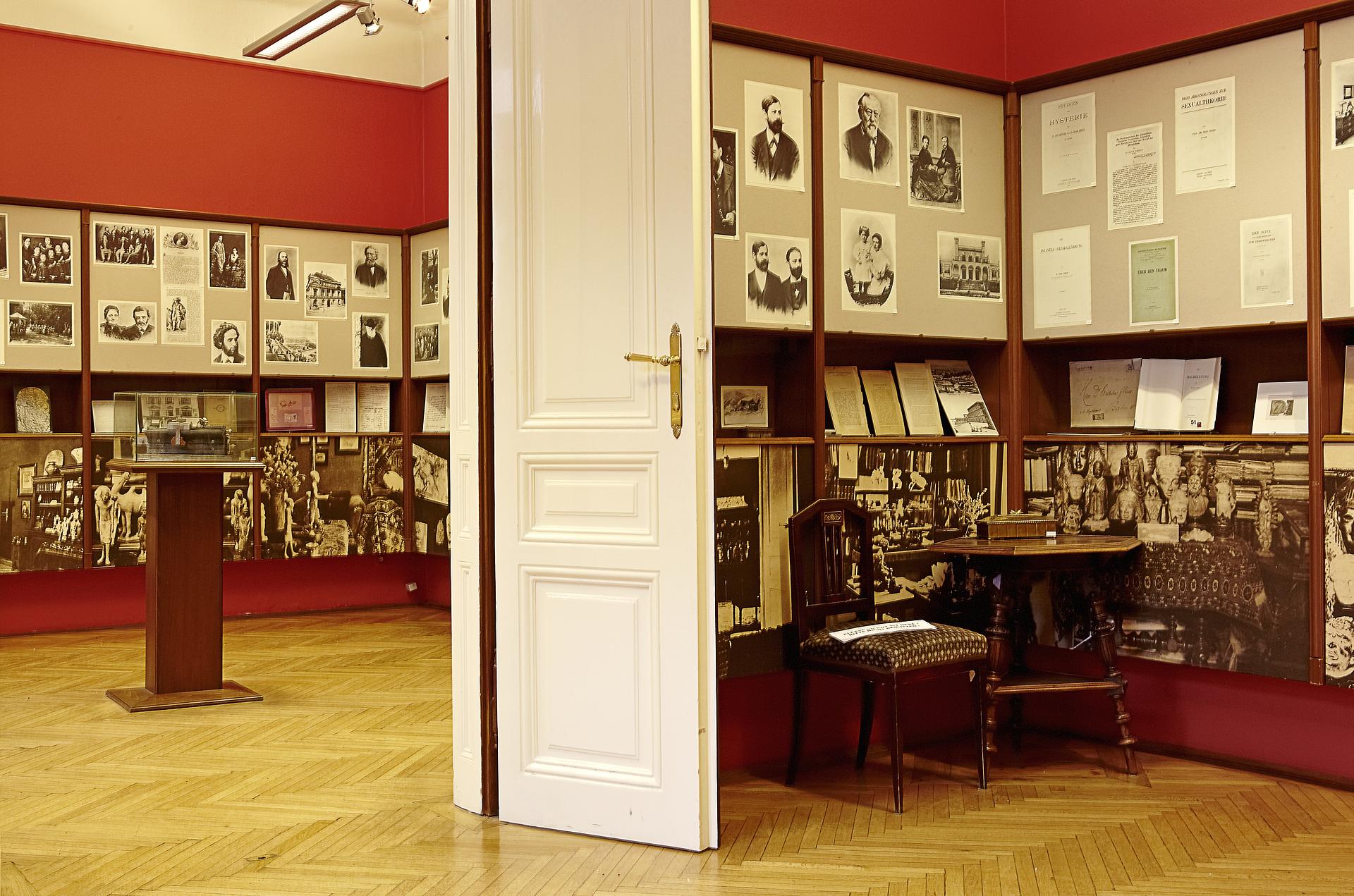 Ausstellungsraum mit vielen Vitrinen und Ausstellungsstücken an den Wänden.