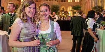 Zwei Frauen in Tracht im Rathaus am Oberösterreicher Ball