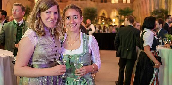 Zwei Frauen in Tracht im Rathaus am Oberösterreicher Ball
