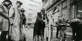 Joseph Beuys pflanzt einen Baum