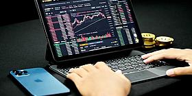 laptop bildschirm mit geöffneter Handelsplattform