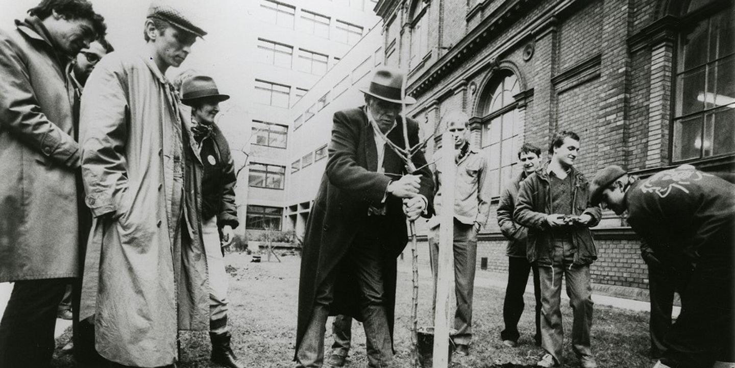 Joseph Beuys pflanzt einen Baum