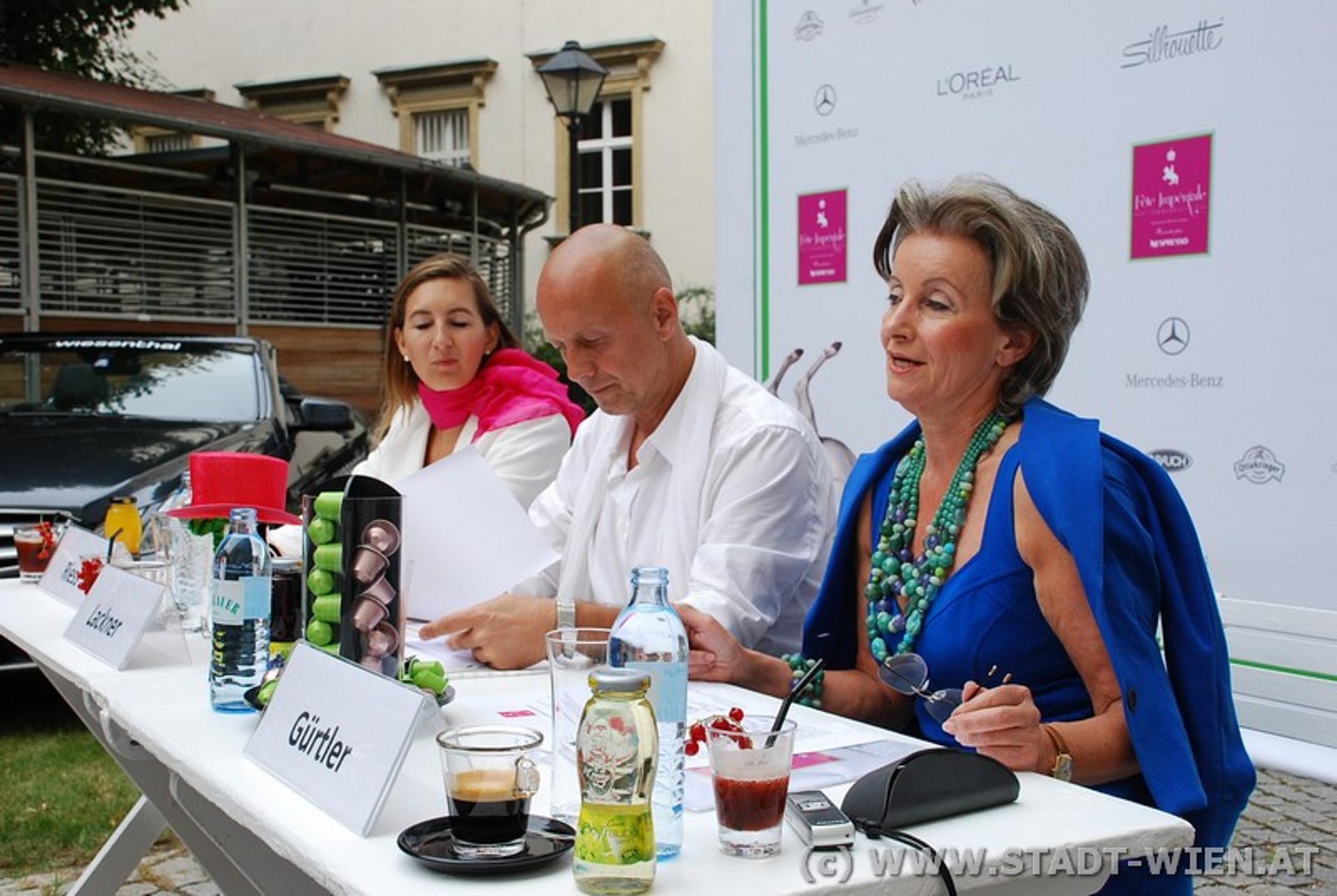 Pressekonferenz: 3 Personen beantworten fragen zum Sommerball der Lipizzaner
