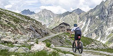 Biker auf Weg zu Hütte in Bergen