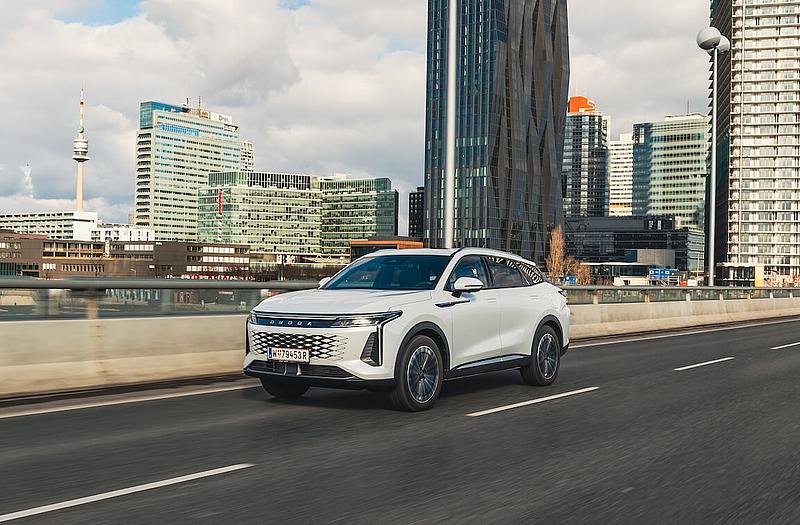 OMODA 9 PHEV auf der Straße in Wien