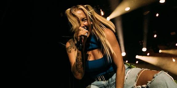 Sarah Connor singend mit einem Mikrophon in der Hand