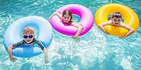 Kinder mit bunten Schwimmreifen im Pool