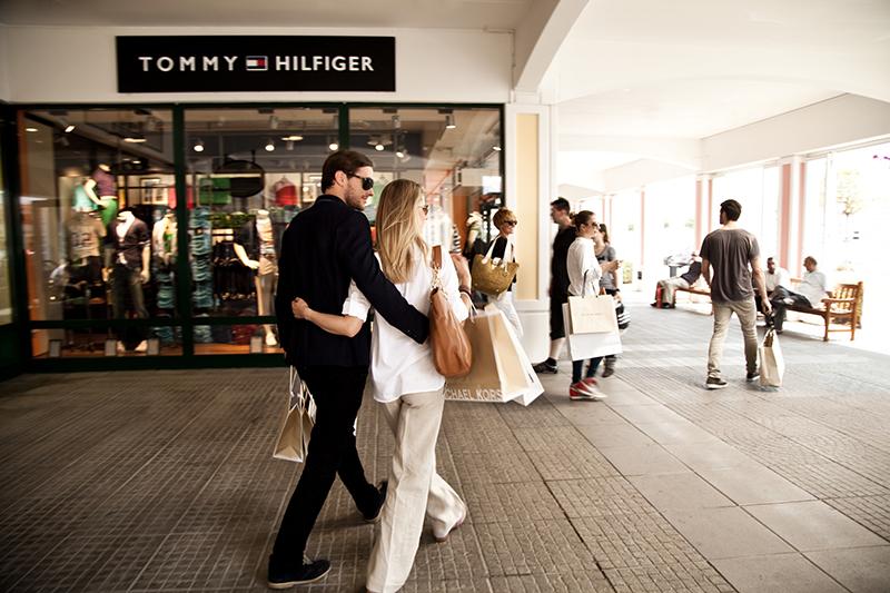 Ein Paar beim Einkaufen im Designer Outlet Parndorf
