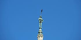 Bild vom Wiener Rathausmann auf der höchsten Spitze des Wiener Rathauses.