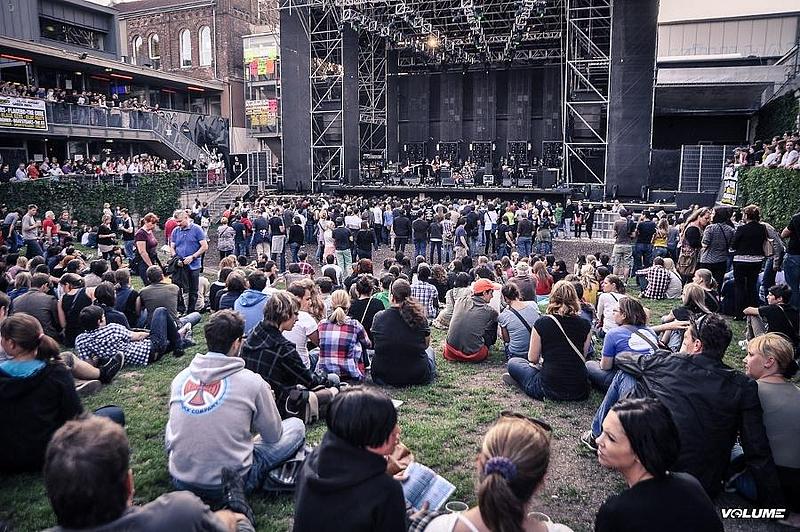 Publikum vor der Arena Freiluftbühne