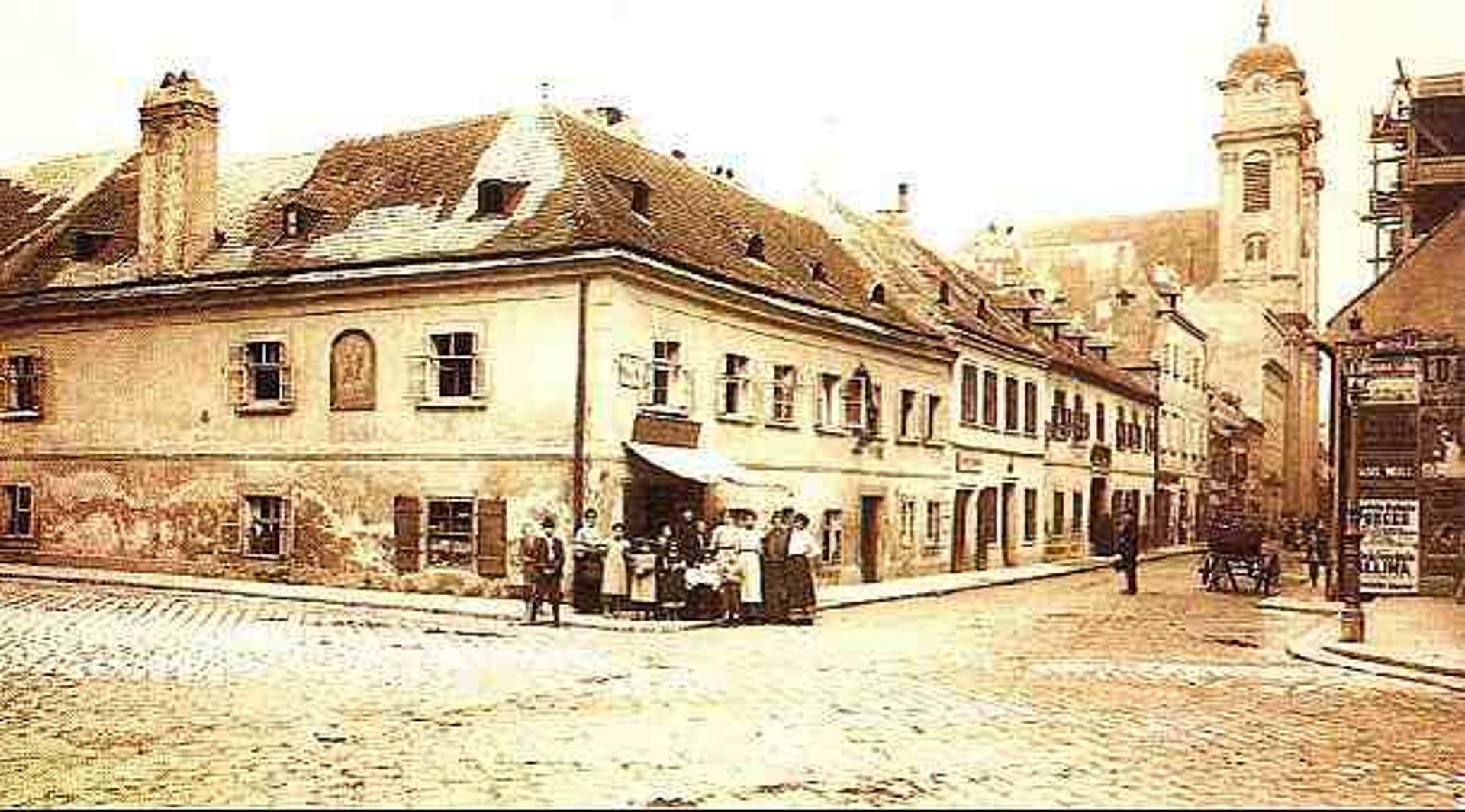Alte Aufnahme der Marktgasse, im Hintergrund die Lichtentaler Kirche