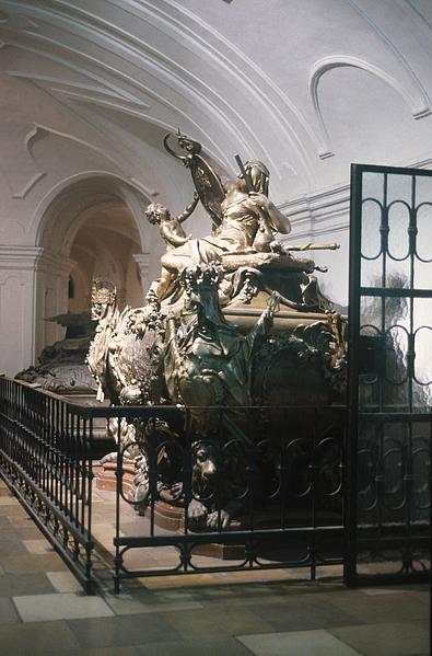 Seitenperspektive des Sargs von Karl VI in der Kaisergruft Wien