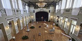 prunkraum mit kunstwerken von oben fotografiert