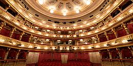 Foto mit Blick auf den Zuschauerraum im Theater an der Wien 