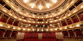 Foto mit Blick auf den Zuschauerraum im Theater an der Wien 