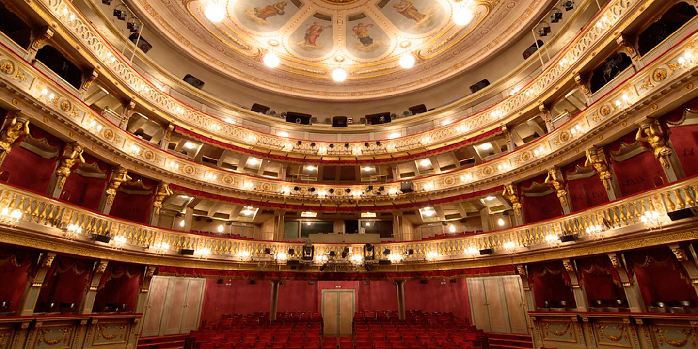 Foto mit Blick auf den Zuschauerraum im Theater an der Wien 