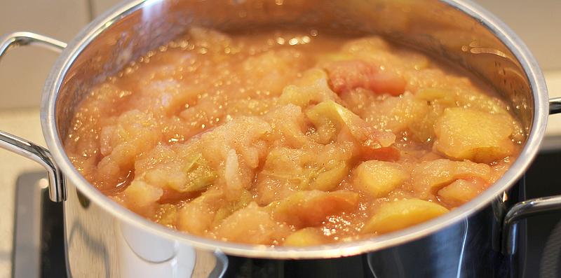 Äpfel im Kochtopf, die zu Apfelmus verarbeitet werden